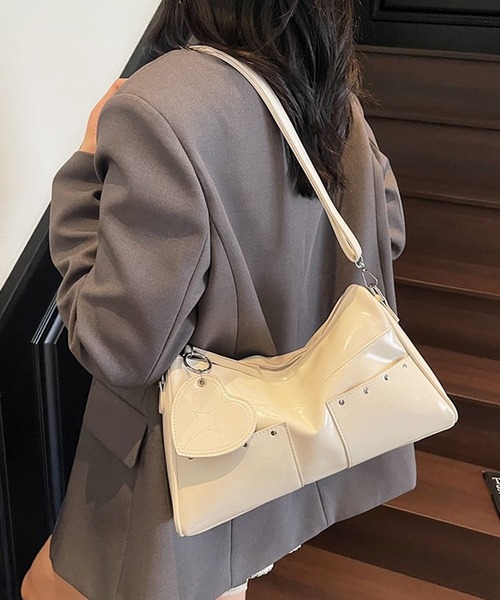 florist(フローリスト)の「【ハートチャーム付・2WAY】フェイクレザースタッズポケットショルダーバッグ(ショルダーバッグ・レディース・レオパード/レモンイエロー/ブラック/ホワイト・FREE)」の2枚目の写真