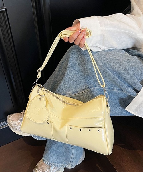 florist(フローリスト)の「【ハートチャーム付・2WAY】フェイクレザースタッズポケットショルダーバッグ(ショルダーバッグ・レディース・レオパード/レモンイエロー/ブラック/ホワイト・FREE)」の4枚目の写真