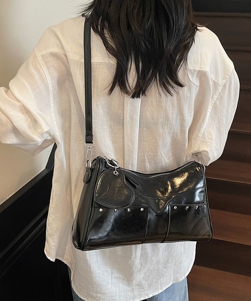 レザーショルダーバッグ フラワーエンブレム付き レザーショルダーバッグ フラワーエンブレム付き フラップ