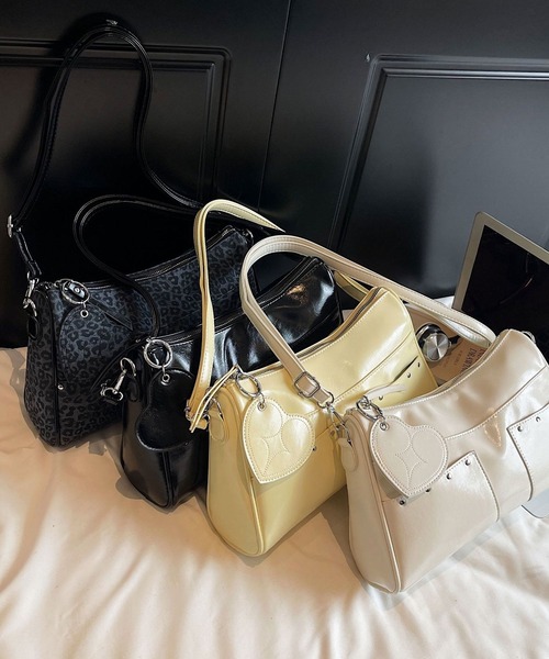 florist(フローリスト)の「【ハートチャーム付・2WAY】フェイクレザースタッズポケットショルダーバッグ(ショルダーバッグ・レディース・レオパード/レモンイエロー/ブラック/ホワイト・FREE)」の5枚目の写真