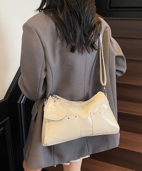 florist(フローリスト)の「【ハートチャーム付・2WAY】フェイクレザースタッズポケットショルダーバッグ(ショルダーバッグ・レディース・レオパード/レモンイエロー/ブラック/ホワイト・FREE)」の6枚目の写真