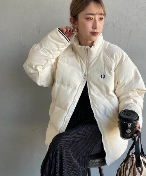 FRED PERRY（フレッドペリー）の「[FRED PERRY/フレッドペリー] ワンポイントロゴ刺繍 ラグランスリーブ パテッドジャケット（ブルゾン・レディース・ブラック/オフホワイト・10）」の2枚目の写真