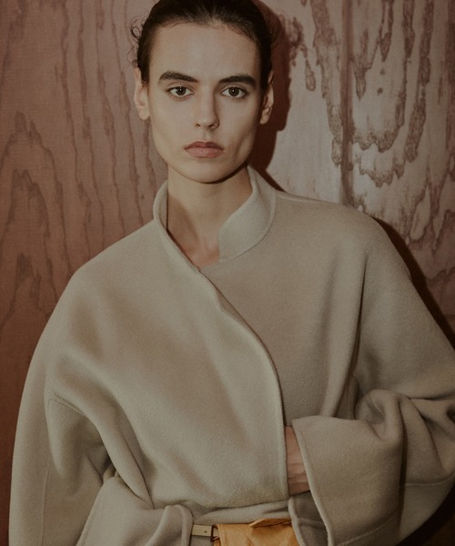 LE CIEL BLEU（ルシェルブルー）の「ダブルフェイスラップコートw/マッチングスカーフ / Double-Face Wrap Coat w/Matching Scarf（その他アウター・レディース・ライトベージュ/グレー/ネイビー・36/34）」の2枚目の写真