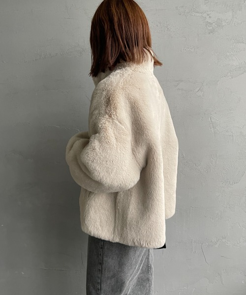 JEANS FACTORY Clothes（ジーンズファクトリークローズ）の「[Jeans Factory Clothes/ジーンズファクトリークローズ] エコファー オーバーサイズブルゾン（その他アウター・レディース・ベージュ/ブラウン/グレイッシュベージュ・F）」の4枚目の写真