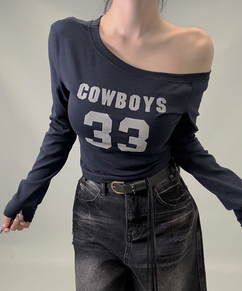 FOLLOWIN（フォロウィン）の「6color/ナンバリングロゴ ワンオフショルダー長袖Ｔシャツ（Tシャツ/カットソー・レディース・ブラック/ワインレッド/ブラウン/ホワイト/グレー/ネイビー・FREE）」の5枚目の写真