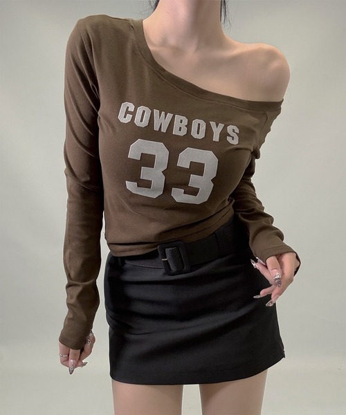 FOLLOWIN（フォロウィン）の「6color/ナンバリングロゴ ワンオフショルダー長袖Ｔシャツ（Tシャツ/カットソー・レディース・ブラック/ワインレッド/ブラウン/ホワイト/グレー/ネイビー・FREE）」の4枚目の写真