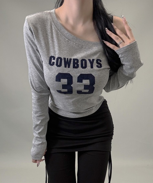 FOLLOWIN（フォロウィン）の「6color/ナンバリングロゴ ワンオフショルダー長袖Ｔシャツ（Tシャツ/カットソー・レディース・ブラック/ワインレッド/ブラウン/ホワイト/グレー/ネイビー・FREE）」の3枚目の写真
