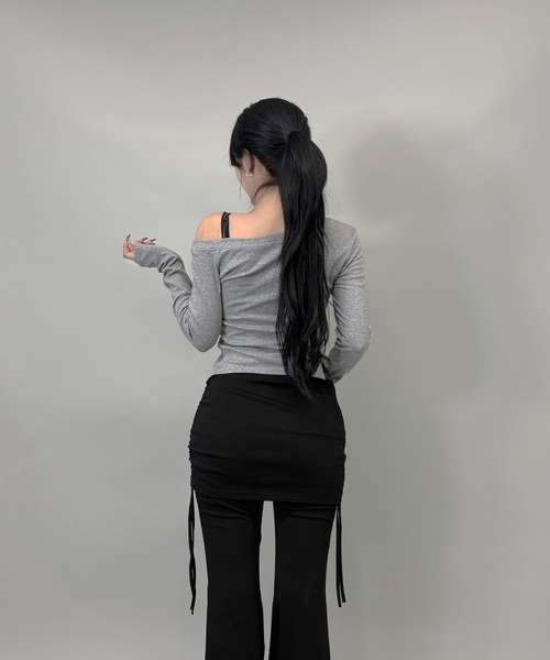 FOLLOWIN（フォロウィン）の「6color/ナンバリングロゴ ワンオフショルダー長袖Ｔシャツ（Tシャツ/カットソー・レディース・ブラック/ワインレッド/ブラウン/ホワイト/グレー/ネイビー・FREE）」の22枚目の写真