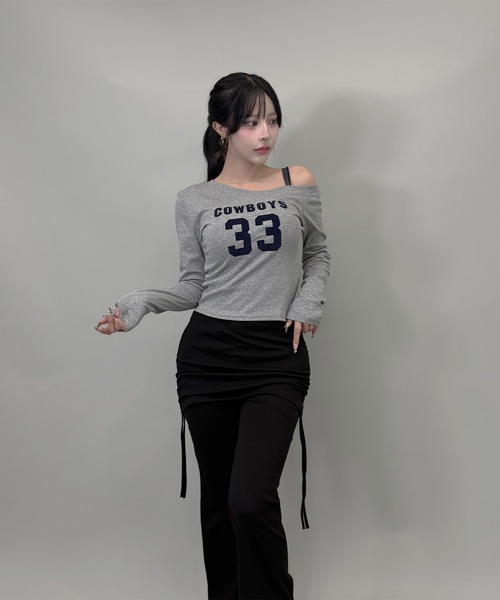 FOLLOWIN（フォロウィン）の「6color/ナンバリングロゴ ワンオフショルダー長袖Ｔシャツ（Tシャツ/カットソー・レディース・ブラック/ワインレッド/ブラウン/ホワイト/グレー/ネイビー・FREE）」の20枚目の写真