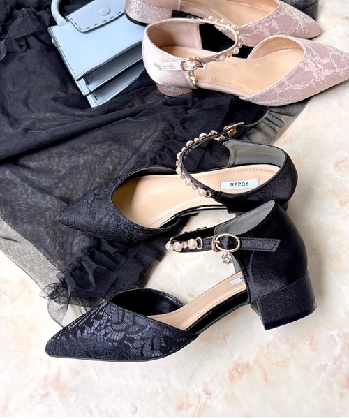 REZOY（リゾイ）の「【25AW新作】【REZOY】パールストラップポインテッドトゥラメヒールパンプス（パンプス・レディース・ブラック/ピンクベージュ・23.5cm/23cm/22.5cm/22cm/24.5cm/24cm）」の2枚目の写真