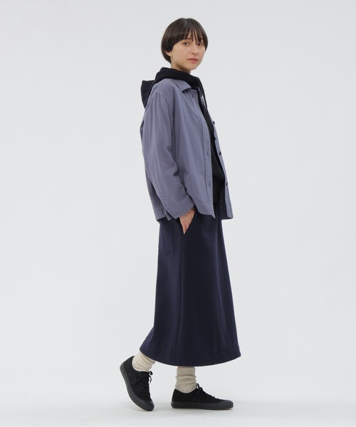 MHL.（エムエイチエル）の「GARMENT DYE PLATED ORGANIC COT（シャツ/ブラウス・レディース・ブラック/ブルー・1/2）」の9枚目の写真