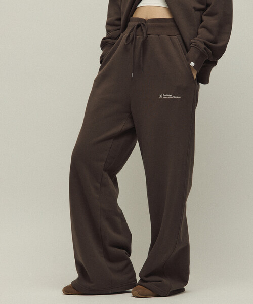 Firsthand(ファーストハンド)の「MA Firsthand/マ ファーストハンド MA ベーシックロゴ刺繍 イージーワイドパンツ / 裏毛スウェットパンツ / 裾ドローコード付き(スウェットパンツ・レディース・レッド/ブラウン/チャコールグレー/グレー・MEDIUM/SMALL)」の1枚目の写真