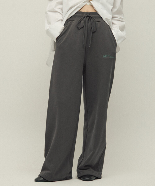 Firsthand(ファーストハンド)の「MA Firsthand/マ ファーストハンド MA ベーシックロゴ刺繍 イージーワイドパンツ / 裏毛スウェットパンツ / 裾ドローコード付き(スウェットパンツ・レディース・レッド/ブラウン/チャコールグレー/グレー・MEDIUM/SMALL)」の2枚目の写真