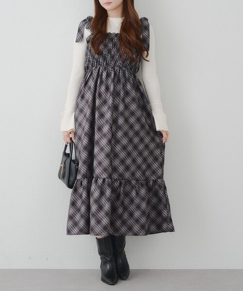 continuer de NICE CLAUP（コンティニューデナイスクラップ）の「肩リボンシャーリングワンピース（ワンピース・レディース・ブラック/ブラウン系その他/ブラック系その他/グレー系その他2・FREE）」の3枚目の写真