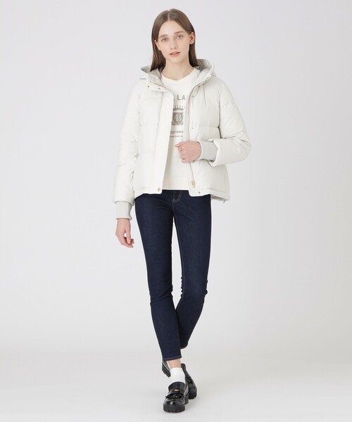 BLUE LABEL CRESTBRIDGE（ブルーレーベルクレストブリッジ）の「ハイマルチピーチタフタショートダウンコート（ダウンジャケット/コート・レディース・ブラック/オフホワイト/ダークネイビー/ベージュ・38/36/40）」の5枚目の写真