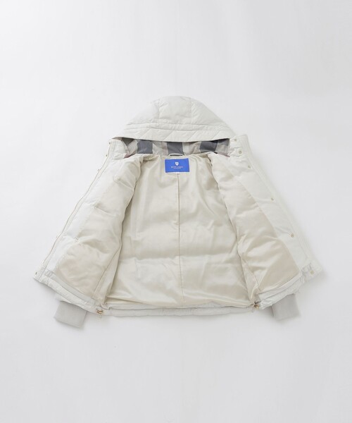 BLUE LABEL CRESTBRIDGE（ブルーレーベルクレストブリッジ）の「ハイマルチピーチタフタショートダウンコート（ダウンジャケット/コート・レディース・ブラック/オフホワイト/ダークネイビー/ベージュ・38/36/40）」の10枚目の写真