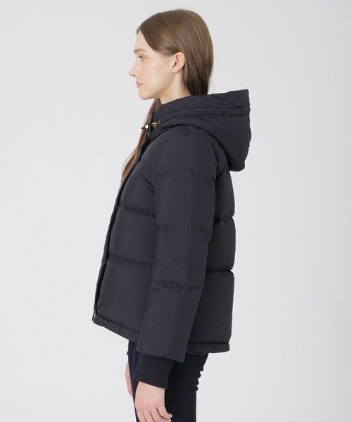 BLUE LABEL CRESTBRIDGE（ブルーレーベルクレストブリッジ）の「ハイマルチピーチタフタショートダウンコート（ダウンジャケット/コート・レディース・ブラック/オフホワイト/ダークネイビー/ベージュ・38/36/40）」の21枚目の写真