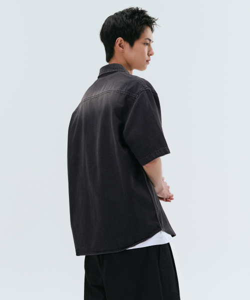MUSINSA STANDARD（ムシンサスタンダード）の「ビッグブラシリラックスド半袖デニムシャツ[ウォッシュドブラック]（シャツ/ブラウス・メンズ・その他・SMALL/MEDIUM/LARGE/X-LARGE/XX-LARGE）」の3枚目の写真