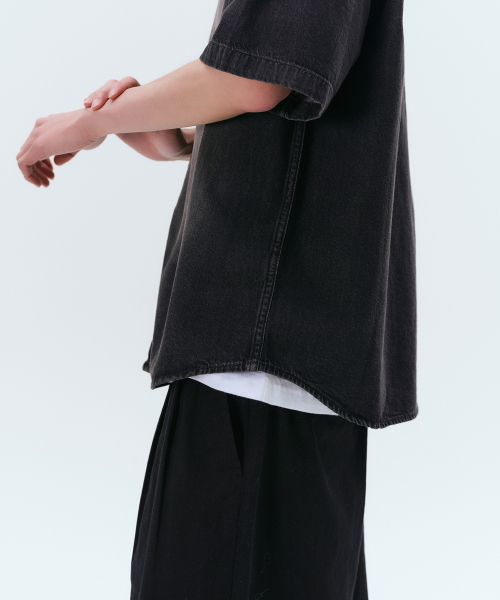 MUSINSA STANDARD（ムシンサスタンダード）の「ビッグブラシリラックスド半袖デニムシャツ[ウォッシュドブラック]（シャツ/ブラウス・メンズ・その他・SMALL/MEDIUM/LARGE/X-LARGE/XX-LARGE）」の6枚目の写真