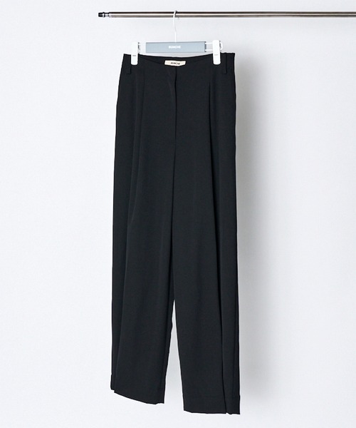 RUMCHE(ラムシェ)の「Tuck Form Trousers / タックフォルムパンツ(スラックス・レディース・ブラック・MEDIUM)」の1枚目の写真
