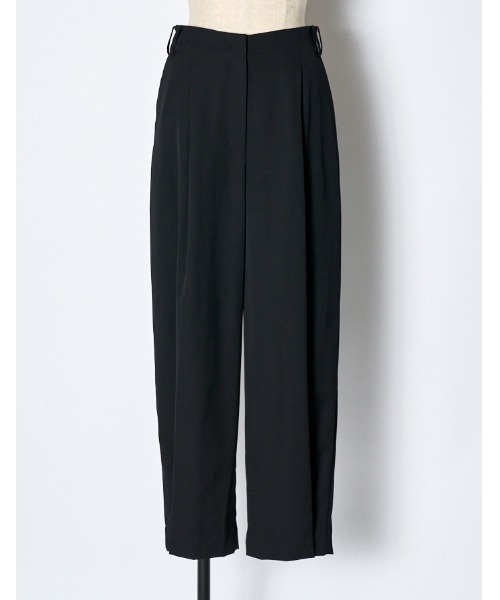 RUMCHE(ラムシェ)の「Tuck Form Trousers / タックフォルムパンツ(スラックス・レディース・ブラック・MEDIUM)」の2枚目の写真
