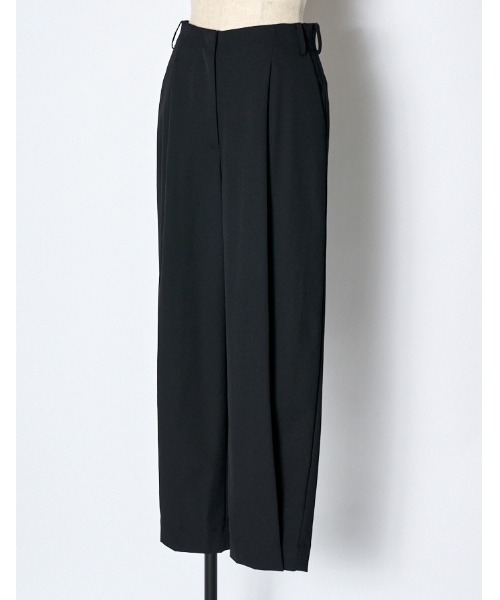 RUMCHE(ラムシェ)の「Tuck Form Trousers / タックフォルムパンツ(スラックス・レディース・ブラック・MEDIUM)」の3枚目の写真