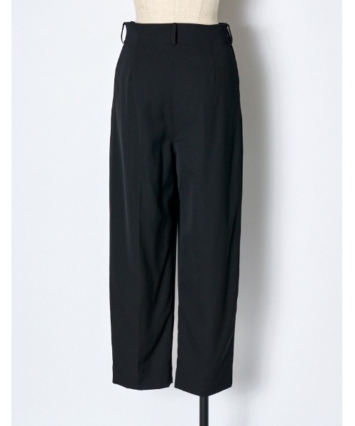 RUMCHE(ラムシェ)の「Tuck Form Trousers / タックフォルムパンツ(スラックス・レディース・ブラック・MEDIUM)」の4枚目の写真