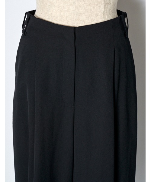 RUMCHE(ラムシェ)の「Tuck Form Trousers / タックフォルムパンツ(スラックス・レディース・ブラック・MEDIUM)」の5枚目の写真