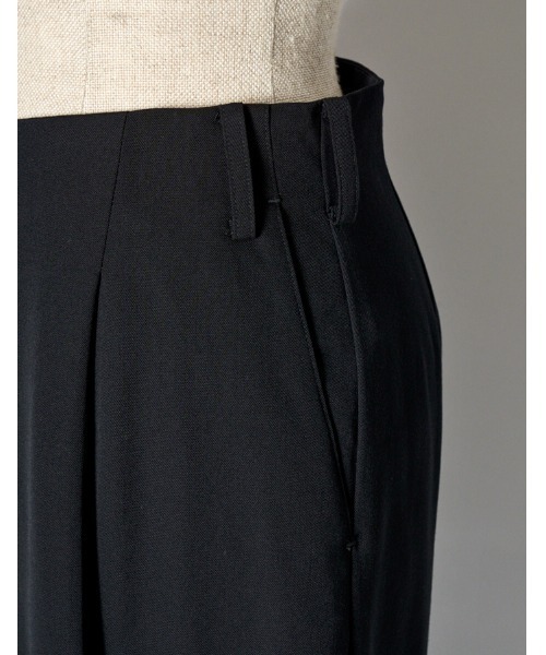 RUMCHE(ラムシェ)の「Tuck Form Trousers / タックフォルムパンツ(スラックス・レディース・ブラック・MEDIUM)」の6枚目の写真