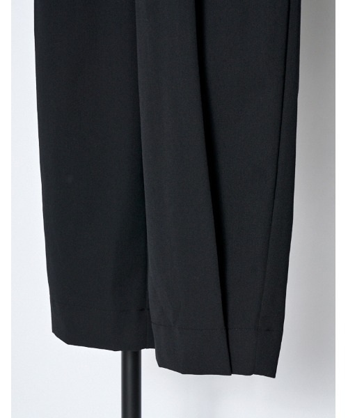 RUMCHE(ラムシェ)の「Tuck Form Trousers / タックフォルムパンツ(スラックス・レディース・ブラック・MEDIUM)」の7枚目の写真