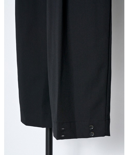 RUMCHE(ラムシェ)の「Tuck Form Trousers / タックフォルムパンツ(スラックス・レディース・ブラック・MEDIUM)」の8枚目の写真