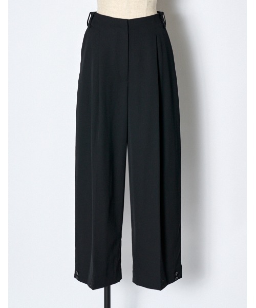 RUMCHE(ラムシェ)の「Tuck Form Trousers / タックフォルムパンツ(スラックス・レディース・ブラック・MEDIUM)」の10枚目の写真