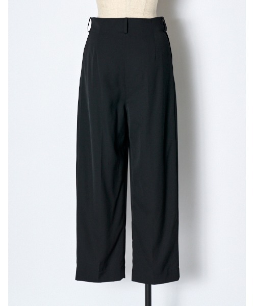 RUMCHE(ラムシェ)の「Tuck Form Trousers / タックフォルムパンツ(スラックス・レディース・ブラック・MEDIUM)」の12枚目の写真