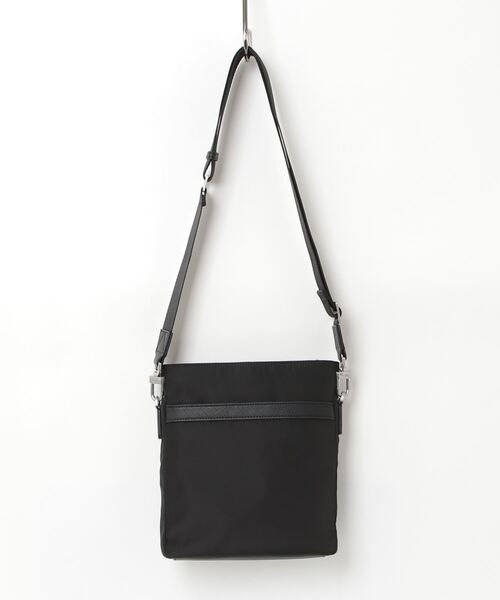 BERLIN Crossbody Flat ショルダーバッグ | GUESS(ゲス) JAPAN 公式