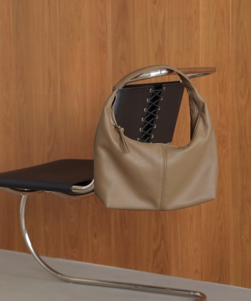 Bou Jeloud(ブージュルード)の「ワンハンドルPUバック(ハンドバッグ・レディース・モカ/ブラック・ONESIZE)」の2枚目の写真