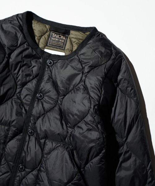 TAION（タイオン）の「TAION / タイオン KIDS MILITARY CREW NECK BUTTON DOWN JACKET (TAION-K104ALSBML-1) キッズ ミリタリー クルーネックボタン ダウンジャケット ソフトシェル（ダウンジャケット/コート・キッズ・ブラック/オリーブ/ベージュ・120cm/130cm/140cm/150cm）」の5枚目の写真