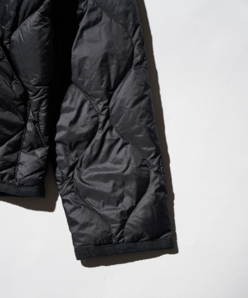 TAION（タイオン）の「TAION / タイオン KIDS MILITARY CREW NECK BUTTON DOWN JACKET (TAION-K104ALSBML-1) キッズ ミリタリー クルーネックボタン ダウンジャケット ソフトシェル（ダウンジャケット/コート・キッズ・ブラック/オリーブ/ベージュ・120cm/130cm/140cm/150cm）」の6枚目の写真