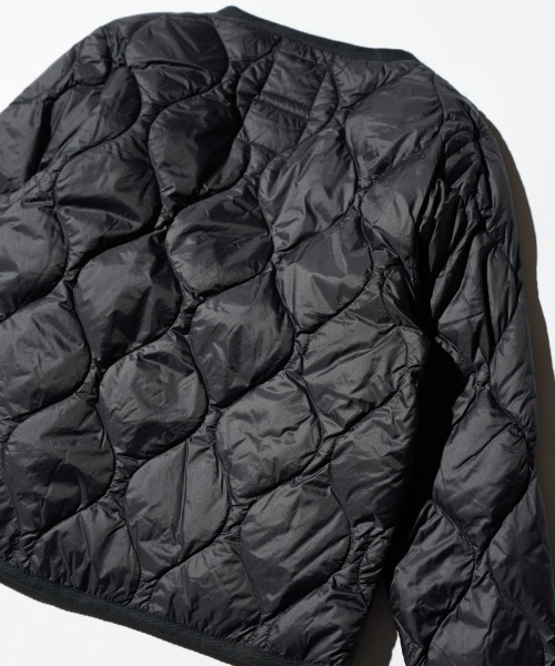 TAION（タイオン）の「TAION / タイオン KIDS MILITARY CREW NECK BUTTON DOWN JACKET (TAION-K104ALSBML-1) キッズ ミリタリー クルーネックボタン ダウンジャケット ソフトシェル（ダウンジャケット/コート・キッズ・ブラック/オリーブ/ベージュ・120cm/130cm/140cm/150cm）」の9枚目の写真