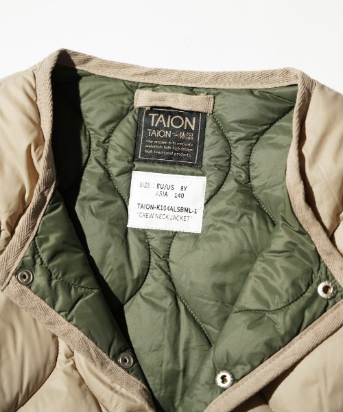 TAION（タイオン）の「TAION / タイオン KIDS MILITARY CREW NECK BUTTON DOWN JACKET (TAION-K104ALSBML-1) キッズ ミリタリー クルーネックボタン ダウンジャケット ソフトシェル（ダウンジャケット/コート・キッズ・ブラック/オリーブ/ベージュ・120cm/130cm/140cm/150cm）」の10枚目の写真