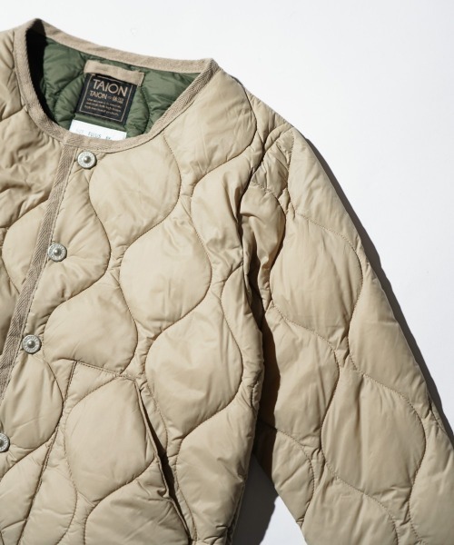 TAION（タイオン）の「TAION / タイオン KIDS MILITARY CREW NECK BUTTON DOWN JACKET (TAION-K104ALSBML-1) キッズ ミリタリー クルーネックボタン ダウンジャケット ソフトシェル（ダウンジャケット/コート・キッズ・ブラック/オリーブ/ベージュ・120cm/130cm/140cm/150cm）」の11枚目の写真