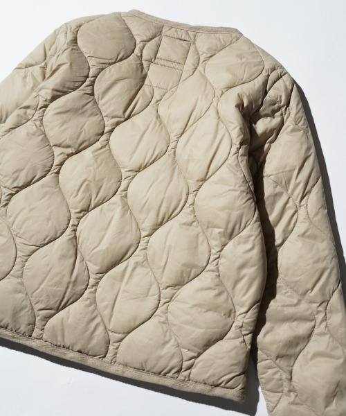 TAION（タイオン）の「TAION / タイオン KIDS MILITARY CREW NECK BUTTON DOWN JACKET (TAION-K104ALSBML-1) キッズ ミリタリー クルーネックボタン ダウンジャケット ソフトシェル（ダウンジャケット/コート・キッズ・ブラック/オリーブ/ベージュ・120cm/130cm/140cm/150cm）」の15枚目の写真