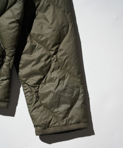 TAION（タイオン）の「TAION / タイオン KIDS MILITARY CREW NECK BUTTON DOWN JACKET (TAION-K104ALSBML-1) キッズ ミリタリー クルーネックボタン ダウンジャケット ソフトシェル（ダウンジャケット/コート・キッズ・ブラック/オリーブ/ベージュ・120cm/130cm/140cm/150cm）」の19枚目の写真