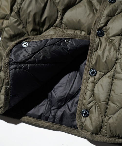 TAION（タイオン）の「TAION / タイオン KIDS MILITARY CREW NECK BUTTON DOWN JACKET (TAION-K104ALSBML-1) キッズ ミリタリー クルーネックボタン ダウンジャケット ソフトシェル（ダウンジャケット/コート・キッズ・ブラック/オリーブ/ベージュ・120cm/130cm/140cm/150cm）」の21枚目の写真