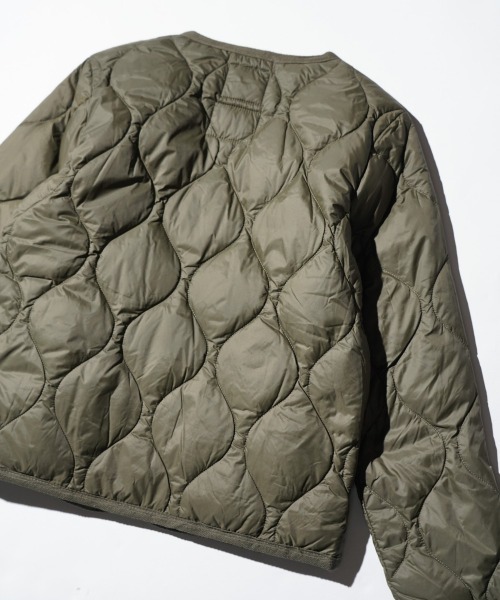 TAION（タイオン）の「TAION / タイオン KIDS MILITARY CREW NECK BUTTON DOWN JACKET (TAION-K104ALSBML-1) キッズ ミリタリー クルーネックボタン ダウンジャケット ソフトシェル（ダウンジャケット/コート・キッズ・ブラック/オリーブ/ベージュ・120cm/130cm/140cm/150cm）」の22枚目の写真