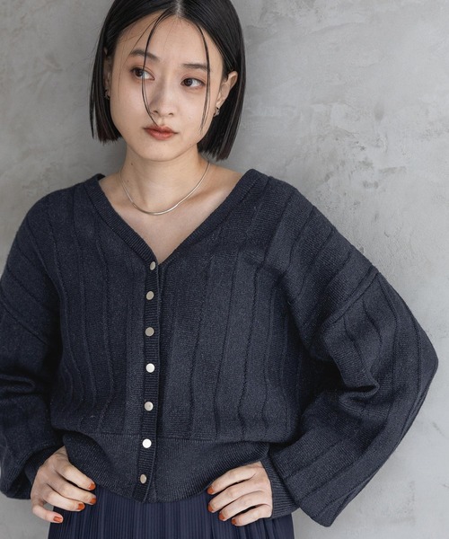 A part by（アパートバイ）の「アイレットニットカーディガン（カーディガン/ボレロ・レディース・グリーン/グレー系その他2/ネイビー/アイボリー・FREE）」の4枚目の写真