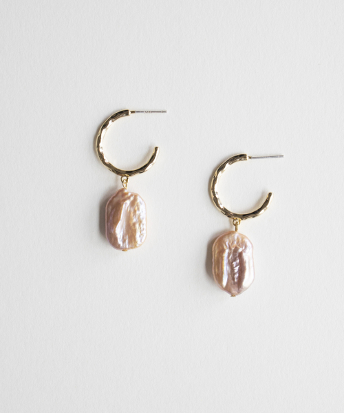 MERRYMOTIVE(メリーモチーブ)の「Apricot freshwater pearl earring(ピアス(両耳用)・レディース・その他・FREE)」の2枚目の写真