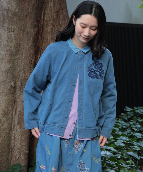 SUPER HAKKA(スーパーハッカ)の「コットンストレッチインレイデニム フラワーボーラー刺繍ノーカラーブルゾン(ブルゾン・レディース・ネイビー/ブルー・FREE)」の6枚目の写真