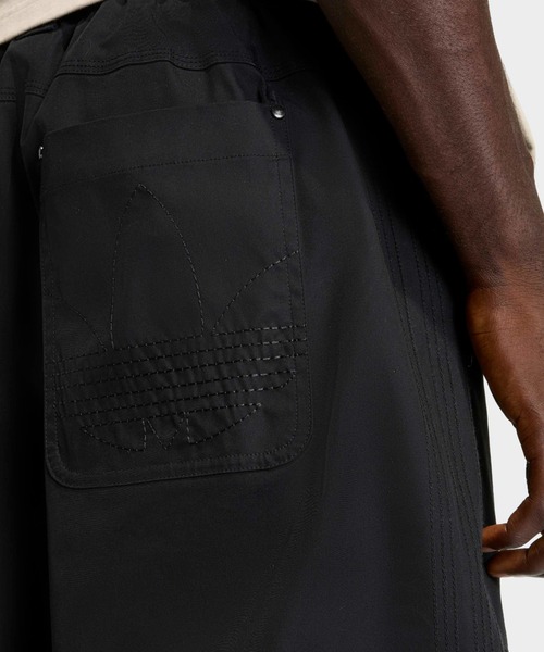 adidas（アディダス）の「adidas/アディダス ORI PREMIUM ESSENTIALS WIDE PANTS トレフォイルロゴ ツイルワイドパンツ 2026年春夏（チノパンツ・メンズ・ブラック/ベージュ・34/32/30/28）」の9枚目の写真