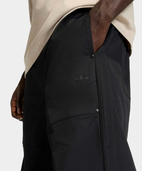 adidas（アディダス）の「adidas/アディダス ORI PREMIUM ESSENTIALS WIDE PANTS トレフォイルロゴ ツイルワイドパンツ 2026年春夏（チノパンツ・メンズ・ブラック/ベージュ・34/32/30/28）」の10枚目の写真