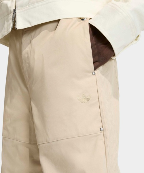 adidas（アディダス）の「adidas/アディダス ORI PREMIUM ESSENTIALS WIDE PANTS トレフォイルロゴ ツイルワイドパンツ 2026年春夏（チノパンツ・メンズ・ブラック/ベージュ・34/32/30/28）」の6枚目の写真
